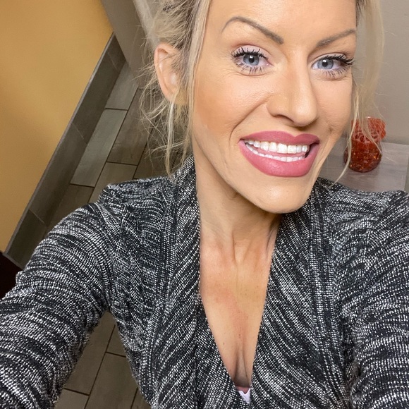 Meet your Posher, Amanda Rae - Picture 4 of 5